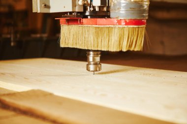 Ahşap fabrikasında, cnc makineli bir makine. Bilgisayar sayısal denetimi.