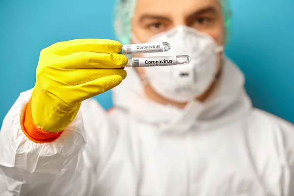Abstrich aus Hals und Nase zur Analyse auf das Vorhandensein von Coronavirus. Arzt platziert das Material, um den Status des Covid-19-Virus zu bestimmen. — Stockfoto