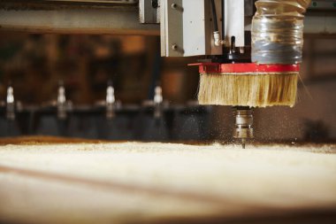 Cnc makinesi çalışıyor, odun kesiyor. Ahşap endüstrisi.