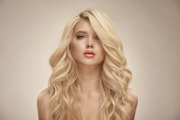 Portrait de beauté de femme caucasienne aux cheveux bouclés blonds sur beige isolé — Photo