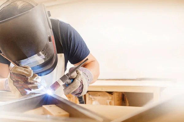 Male in face mask welds with argon-arc welding — Stock Photo, Image