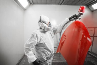 Maskeli otomobil tamircisi ve koruyucu iş giysisi boyalı araba boyacısı..