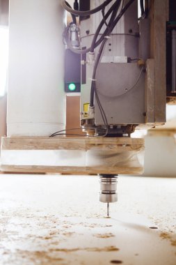 Cnc makinesi çalışıyor, odun kesiyor. Ahşap endüstrisi.