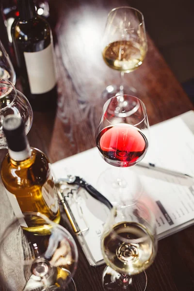 Vinrankor och vinflaskor runt skrivbordet — Stockfoto