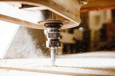 CNC değirmen makinesi. Ahşap fabrikasında sondaj makineleri ile makine aracı.