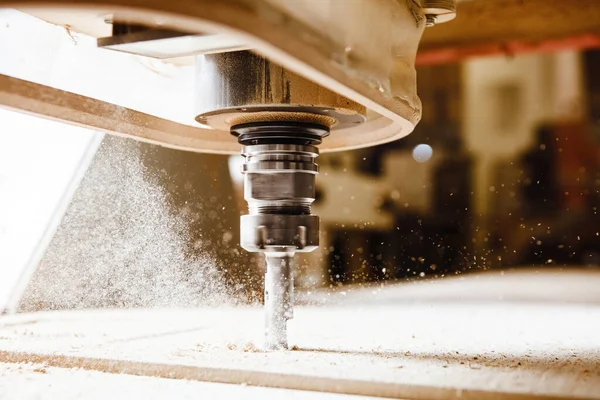 CNC değirmen makinesi. Ahşap fabrikasında sondaj makineleri ile makine aracı.