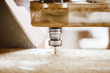 CNC değirmen makinesi. Ahşap fabrikasında sondaj makineleri ile makine aracı.