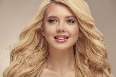 Sarışın, uzun kıvırcık saçlı, güzel saçlı. Yakın plan..