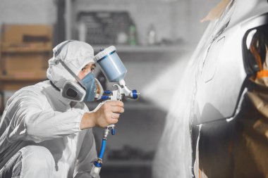 Arabaya cila püskürtüyorum. Seramik kaplamayla boyanmış. Otomobil tamir ve yenileme kavramı. 