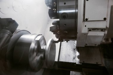 CNC metal işleme makinesinde alüminyum parçanın dönüşü. Kontrol Numerik Bilgisayarı ile değirmen makinesinin çalışması. Bir CNC torna parçalarının yüksek teknoloji üretim süreci, endüstriyel modern