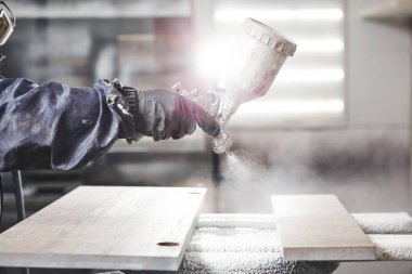 Beyaz sprey tabancalı leke, yakın çekim. Alev geciktirici uygulama yangın korumasını sağlama, havasız püskürtme.