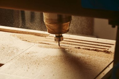 CNC router makinesi raf kompleksinin bir planını oluşturur. Bilgisayar sayısal kontrollü araçlar. Ahşap endüstrisi.