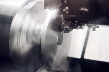 CNC metal işleme makinesinde alüminyum parçanın dönüşü. Kontrol Numerik Bilgisayarı ile değirmen makinesinin çalışması. Bir CNC torna parçalarının yüksek teknoloji üretim süreci, endüstriyel modern