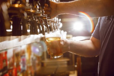 Yetenekli barmenler bardakları enerji dolu bar ortamından taze bira ile doldurarak, davetkar bir ortam yaratıyor..