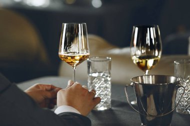 Sommelier Okulu. Profesyonel şarap garsonları eğitimlidir. Şarap yapma kursları, şarap tatma. Sommelier Derneği, alkollü içecekler degukasyonu.