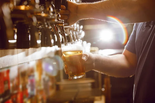 Yetenekli barmenler bardakları enerji dolu bar ortamından taze bira ile doldurarak, davetkar bir ortam yaratıyor..