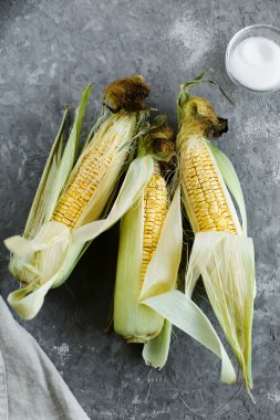 Tuz ile taze Mısır