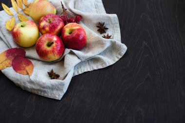 kırmızı ve sarı elmalar