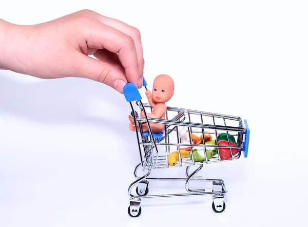 İzole edilmiş beyaz arka planda meyve ve sebzeli mavi bir süpermarket arabası..