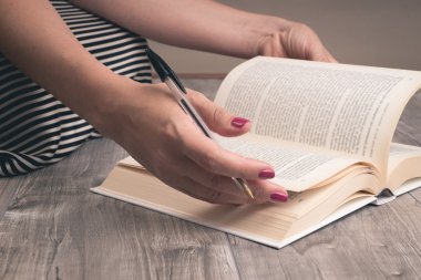 kız yere kitap okuma