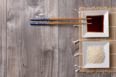 Yemek çubukları, soya sosu ve pirinç ile Asya tablo