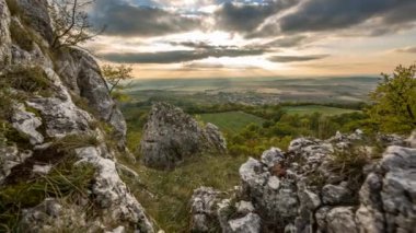 Bulutlar ve güneş ışığı ile Timelapse