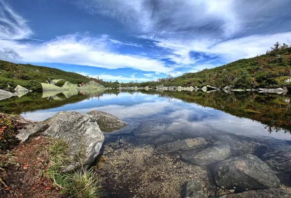 Dağ lagün taşlarla