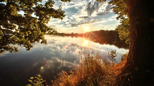 Zonsondergang aan het meer — Stockfoto