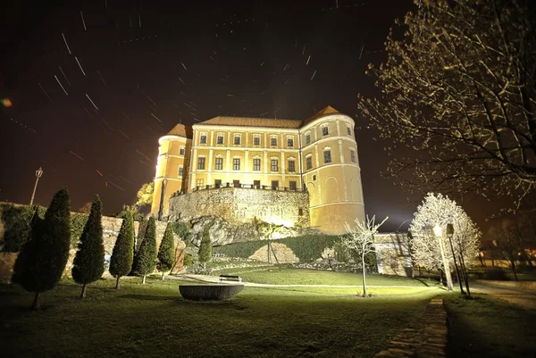 Gece gökyüzü kale ile