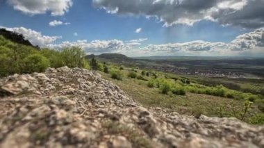 Manzara timelapse gölgelerini bulutlar ile