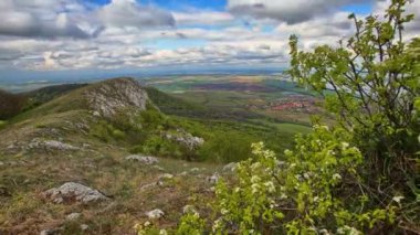 Mavi bulutlu gökyüzü ile Timelapse