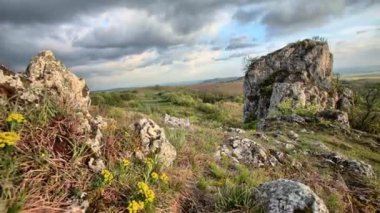 Timelapse rock ve kara bulutlar ile