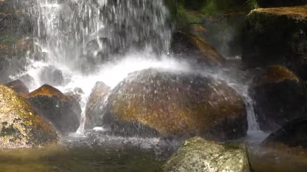 Ρεύμα Που Ρέει Από Καταρράκτη Νερό Αναπηδά Στις Πέτρες Χαμηλή — Αρχείο Βίντεο