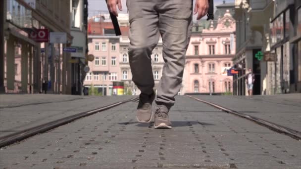 Hombre Caminando Por Ciudad Vacía Brno Tiempo Pandemia Covid — Vídeo de stock