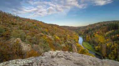 Ormanlar vadisinde akan nehir, Çek Cumhuriyeti 'nin güzel sonbahar manzarası. Zaman aşımı