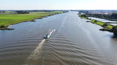 Ijssel nehrinde bir sonbahar günü yola çıkan yük gemisi Kampen yakınlarında görüldü..