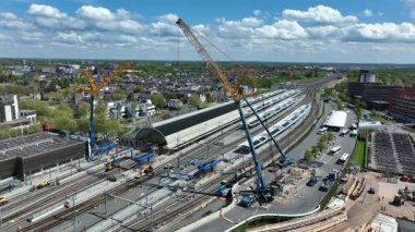 Zwolle 'daki Zwolle İstasyonu' ndaki demiryolu raylarının üzerindeki Passeralle Köprüsü 'nde inşaat çalışmaları. Hollanda.