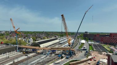 Zwolle 'daki Zwolle İstasyonu' ndaki demiryolu raylarının üzerindeki Passeralle Köprüsü 'nde inşaat çalışmaları. Hollanda.