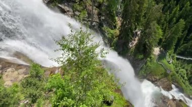 Stuibenfall şelalesi, Tirol 'deki Otztal vadisinde, Alpler' deki güzel bir ilkbahar gününde en büyük şelale. Dikey video.