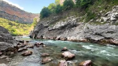 Verdon nehri Fransa 'nın Verdon Boğazı' ndan geçen yaz boyunca.