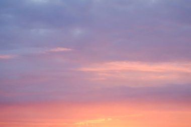 Hollanda üzerinde yumuşak pembe, turuncu ve mor bulutlu renkli günbatımı gökyüzü. Sıcak ve serin tonların barışçıl gradyanı fotokopi uzayı ile sakin ve rüya gibi bir doğal arkaplan yaratır.