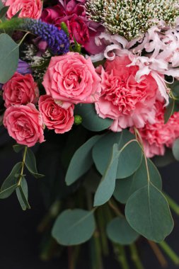 Güpegündüz Rosa Hybrid, Dianthus, Astilbe ve Eucalyptus buketi. Hassas pembe tonlar, dalgalı yapraklar ve zarif yeşillik birleşimi romantik bir çiçek kompozisyonu yaratır. Düğünler ve bahar kutlamaları için mükemmeldir.