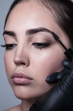 Profesyonel kaş makyaj