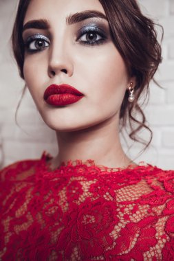 Güzel kızla Alexa kırmızı dudaklar