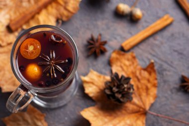 Meyveli şarap kumkatlı, yabanmersinli ve baharatlı kahverengi bir masada.