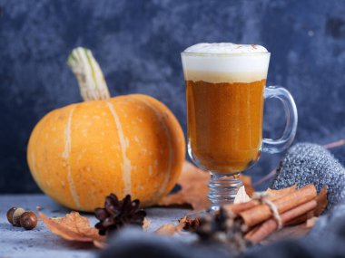 Balkabağı güz kahvesi, tarçınlı latte. Şükran Günü içkisi