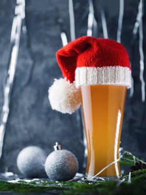 Noel ya da yeni yıl birası Şenlikli bir atmosferde şapkada