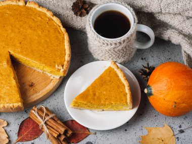 Geleneksel Amerikan Şükran Günü balkabağı turtası ve kahve kupası