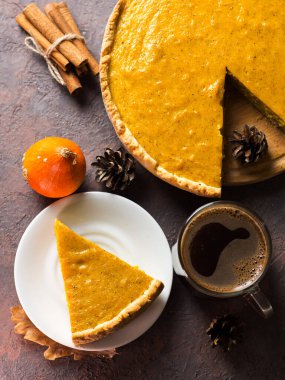 Geleneksel Amerikan Şükran Günü balkabağı turtası ve kahve kupası