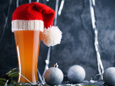 Noel ya da yeni yıl birası Noel Baba şapkası ve fotokopi alanı olan uzun bir bardakta
